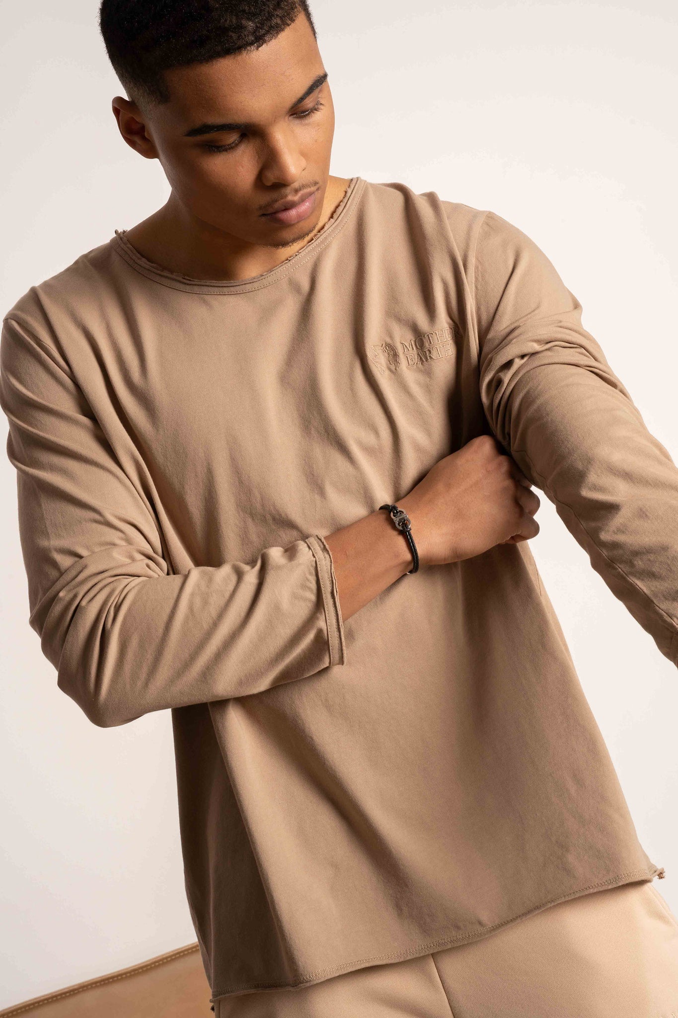 T-SHIRT OVERSIZE Z DELIKATNYM EFEKTEM SPRANIA BEŻOWY - TOBALAI