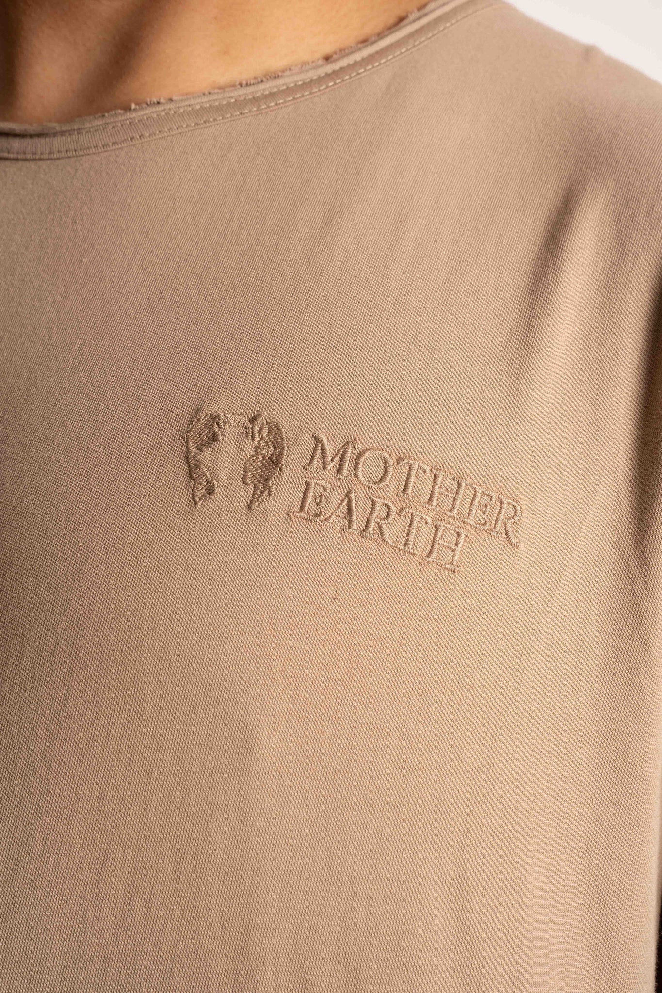 T-SHIRT OVERSIZE Z DELIKATNYM EFEKTEM SPRANIA BEŻOWY - TOBALAI