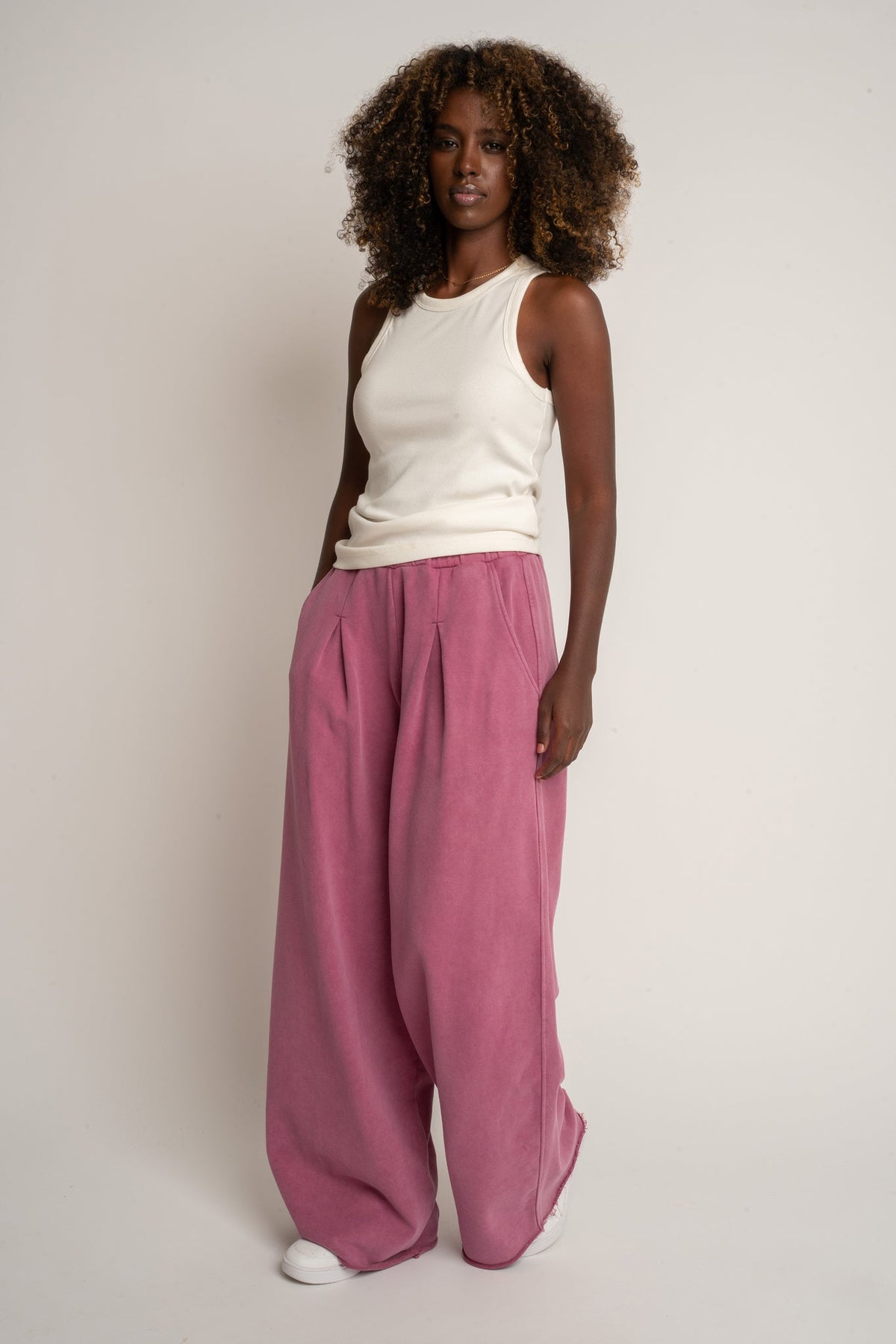 SPODNIE DRESOWE O KROJU WIDE  LEG Z EFEKTEM WASHED RÓŻOWE - ESBJERG