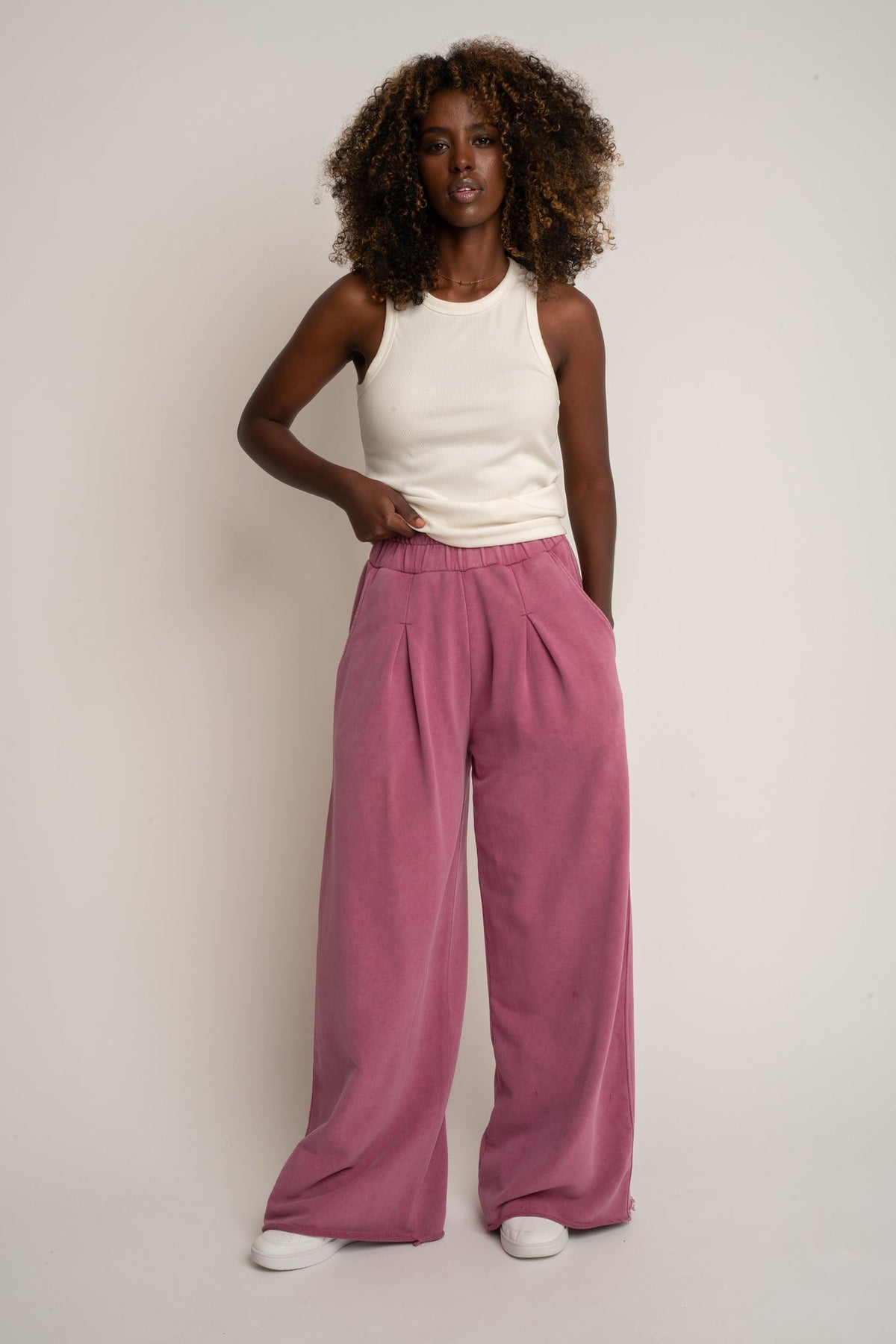 SPODNIE DRESOWE O KROJU WIDE  LEG Z EFEKTEM WASHED RÓŻOWE - ESBJERG