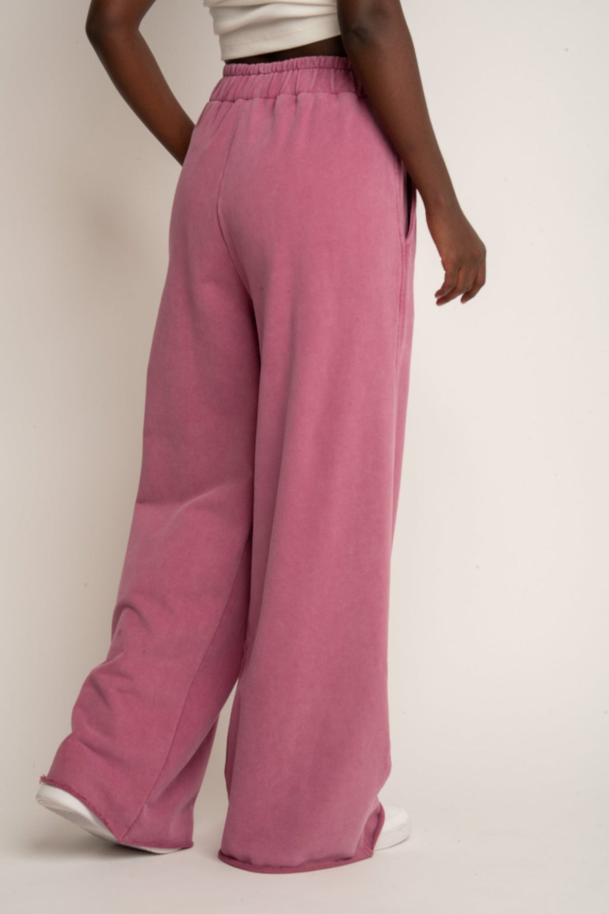 SPODNIE DRESOWE O KROJU WIDE  LEG Z EFEKTEM WASHED RÓŻOWE - ESBJERG