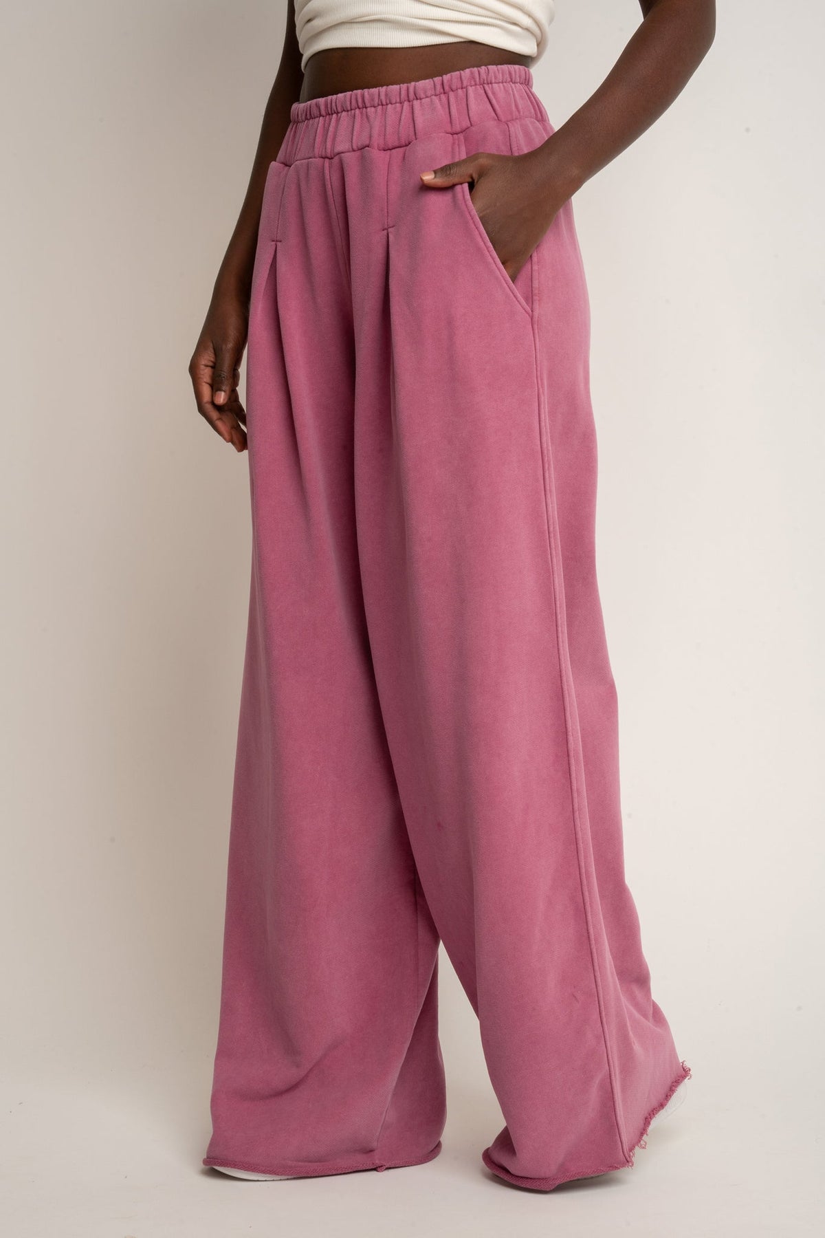 SPODNIE DRESOWE O KROJU WIDE  LEG Z EFEKTEM WASHED RÓŻOWE - ESBJERG