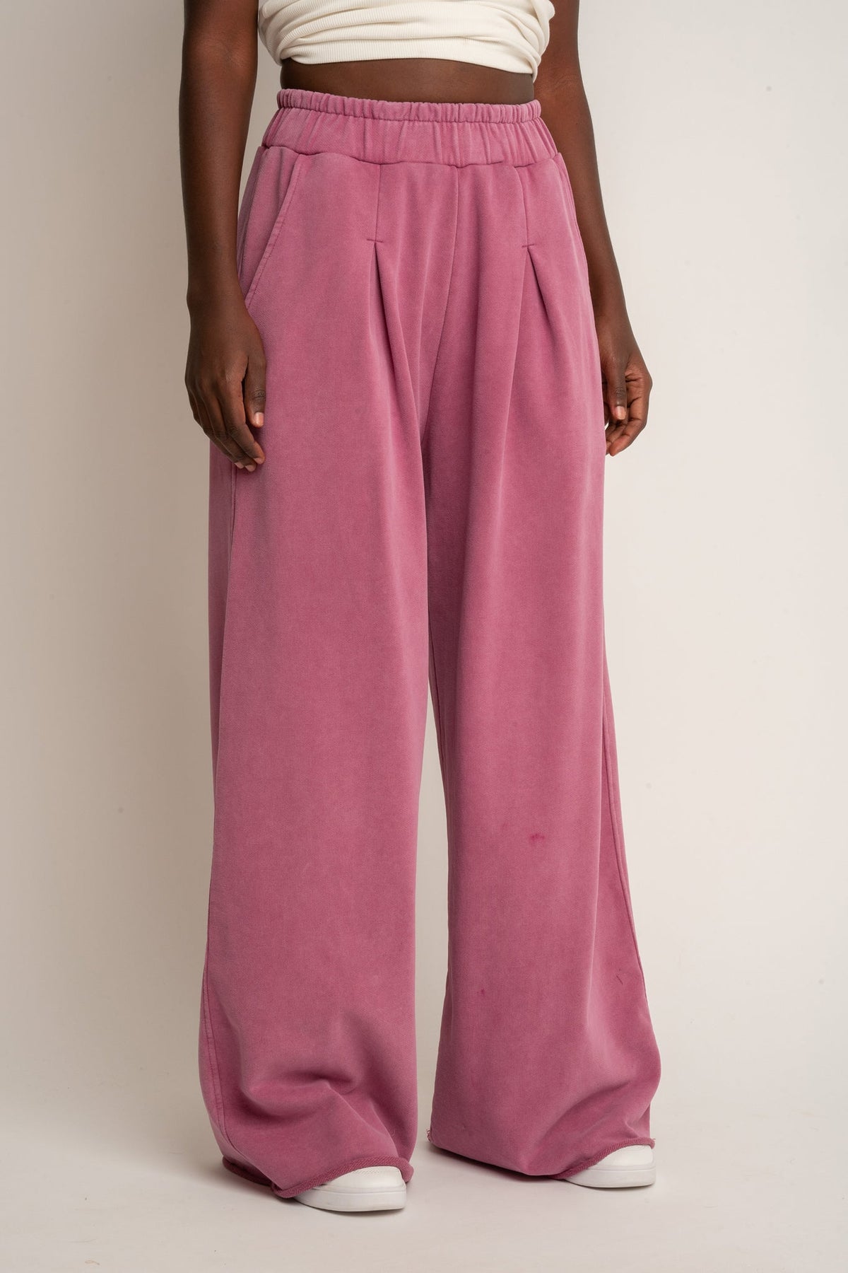 SPODNIE DRESOWE O KROJU WIDE  LEG Z EFEKTEM WASHED RÓŻOWE - ESBJERG