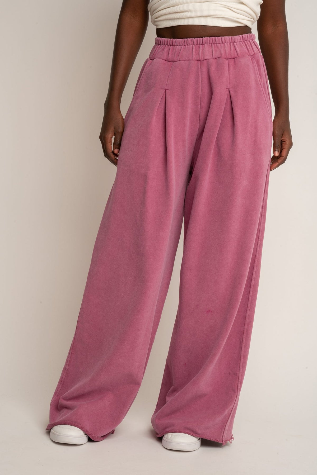 SPODNIE DRESOWE O KROJU WIDE  LEG Z EFEKTEM WASHED RÓŻOWE - ESBJERG
