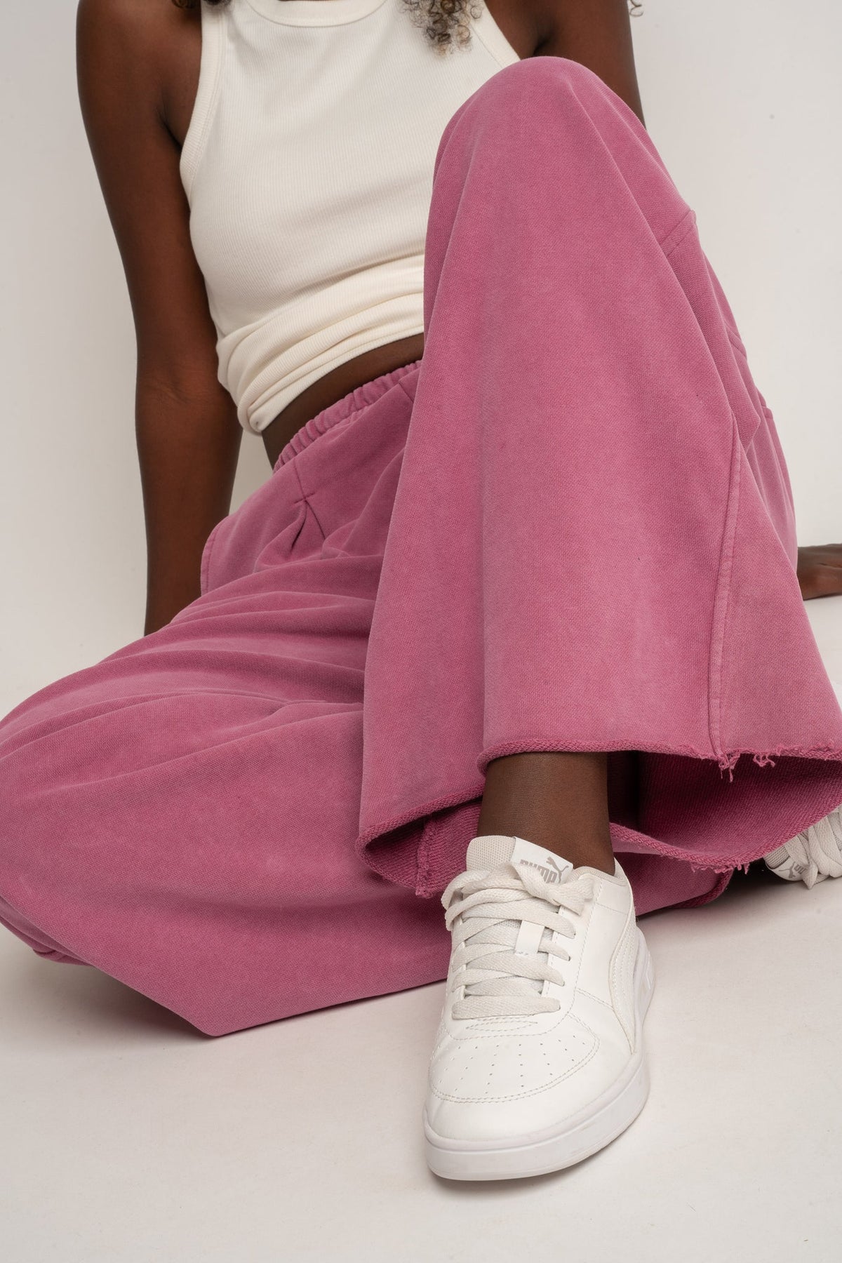 SPODNIE DRESOWE O KROJU WIDE  LEG Z EFEKTEM WASHED RÓŻOWE - ESBJERG