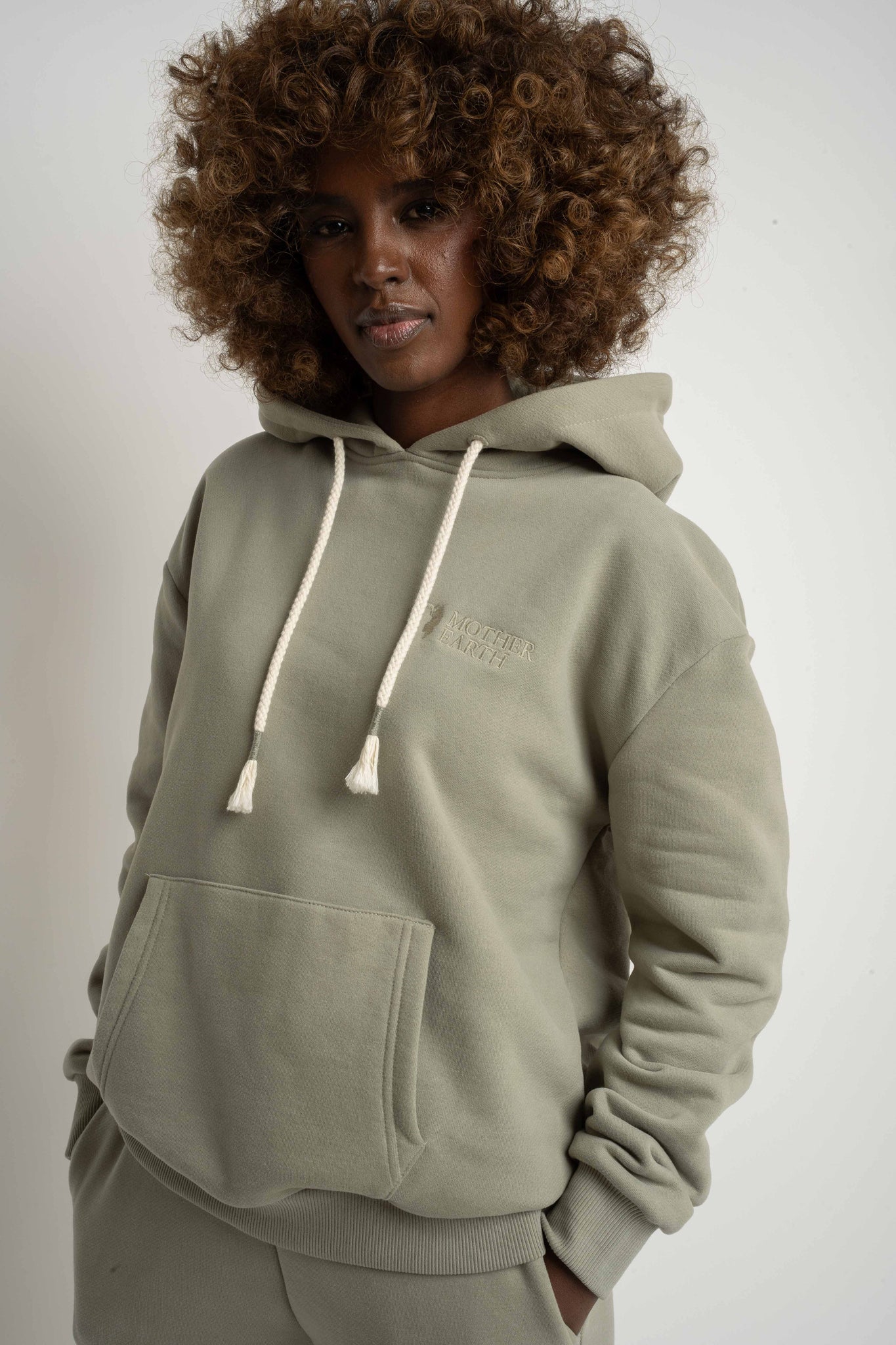 BLUZA Z KAPTUREM OLIWKOWA - MOHELI