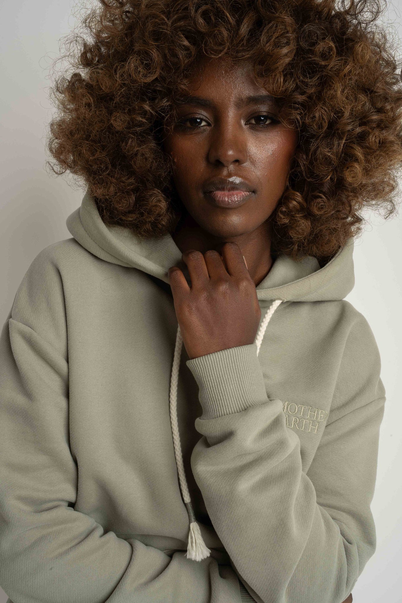 BLUZA Z KAPTUREM OLIWKOWA - MOHELI