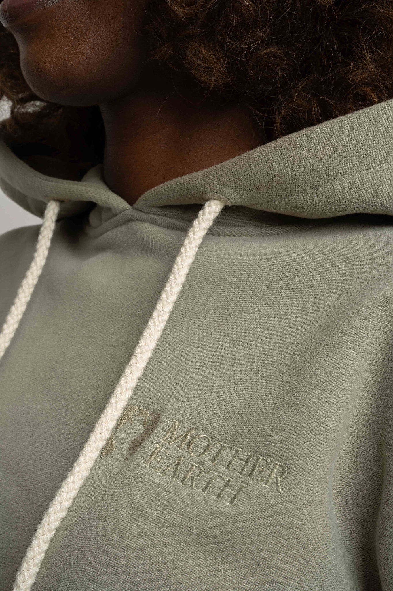BLUZA Z KAPTUREM OLIWKOWA - MOHELI