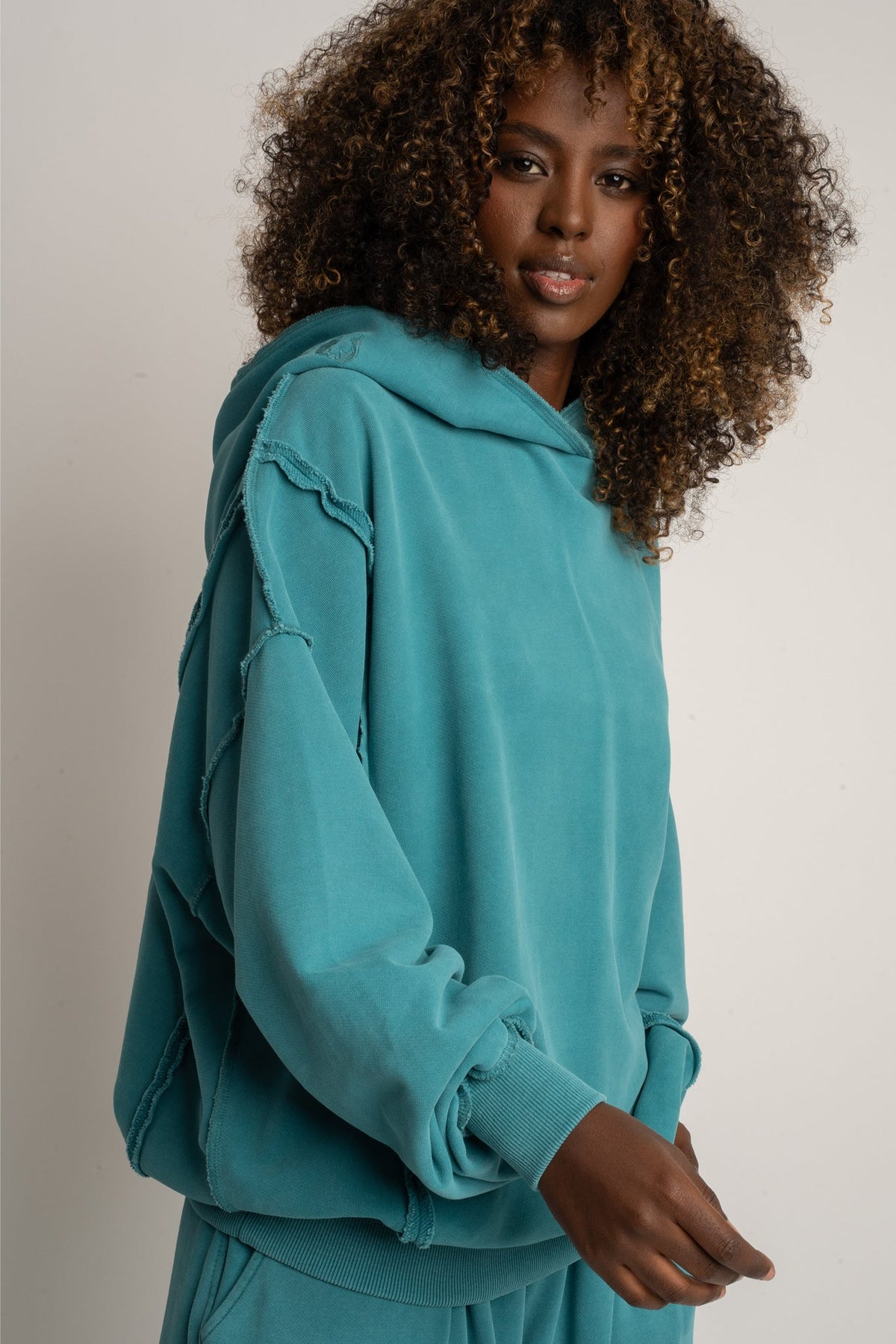 BLUZA OVERSIZE Z EFEKTEM WASHED  TURKUSOWA - OSLO