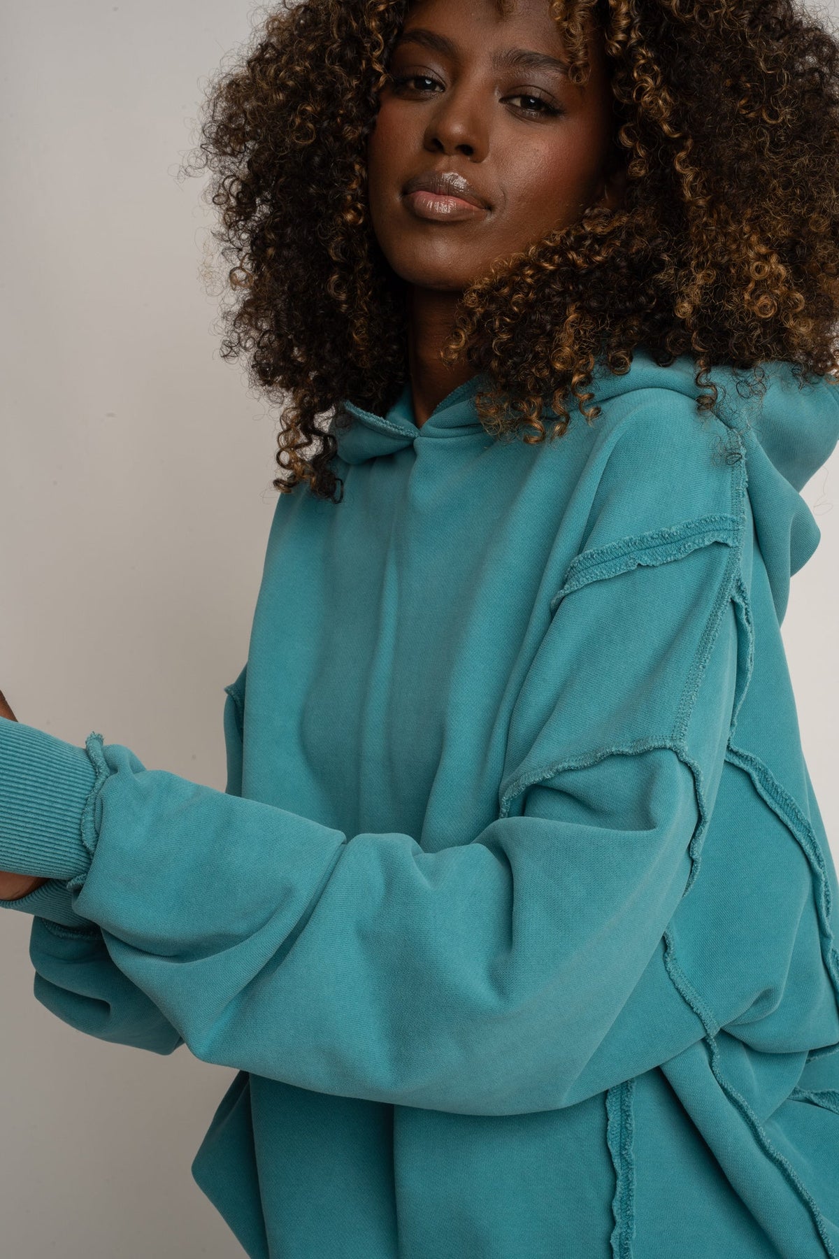 BLUZA OVERSIZE Z EFEKTEM WASHED  TURKUSOWA - OSLO