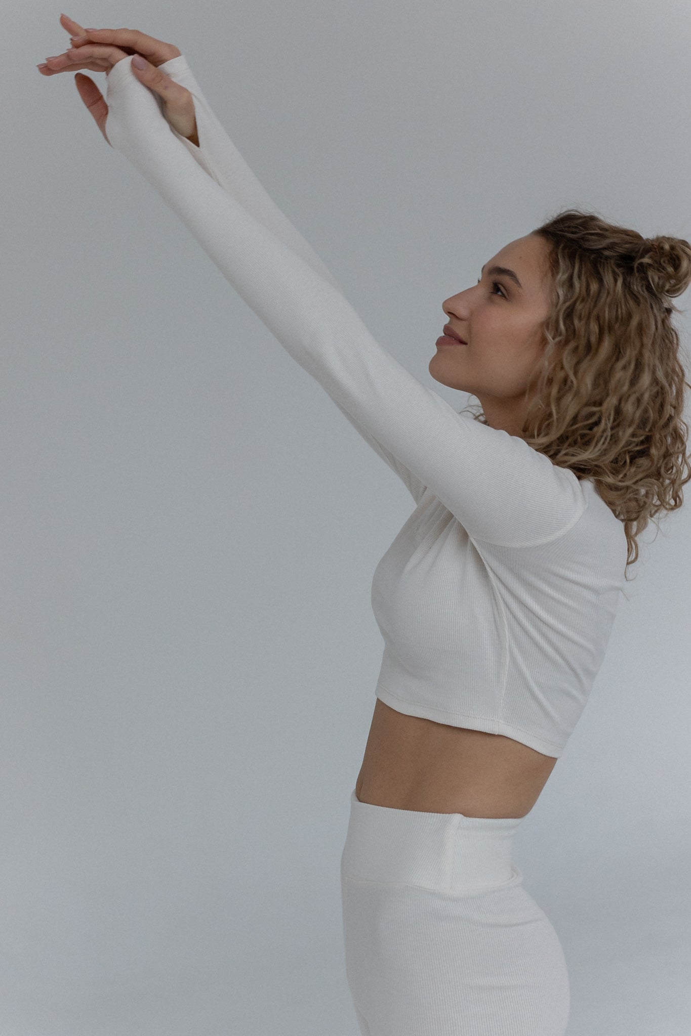 KRÓTKA DOPASOWANA PRĄŻKOWANA BLUZKA TYPU CROP TOP ECRU - SAHARA